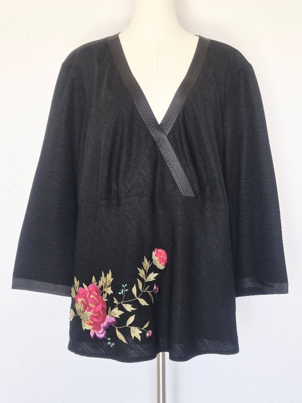 Carole Little 100% Silk Floral Embroidered Fitted Blouse 3/4 Sleeve Black